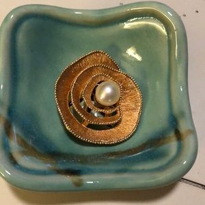 Gold tone broach with pearl accent